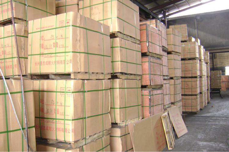 &nbsp; 產(chǎn)品描述: &nbsp;&nbsp;&nbsp;&nbsp;鎂碳磚選用高檔電熔鎂砂